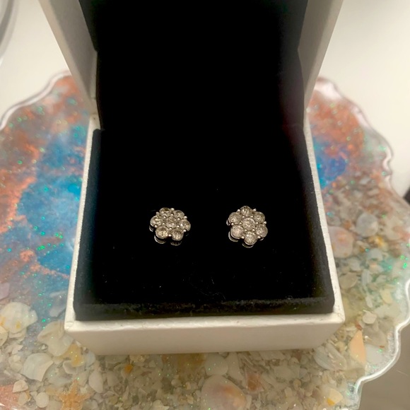 Genuine Custer Diamond earrings set in 10K white gold - Picture 4 of 13